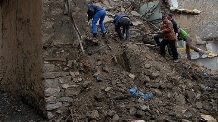 Hakkari'de çöken evde 4 kişi hayatını kaybetti