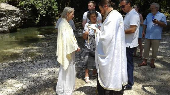Avustralya, Eleni'nin Doğduğu Yerde Vaftiz Edilen Yunanistan Sinekleri
