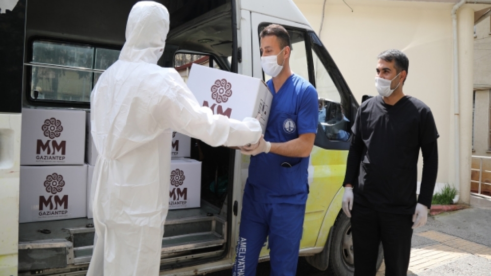 Gaziantep'de sağlık çalışanlarına tatlı dağıtıldı