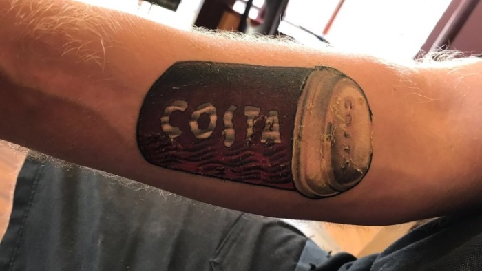 Massive Costa fan, çok dövmeli kahveye olan sevgisini kutluyor