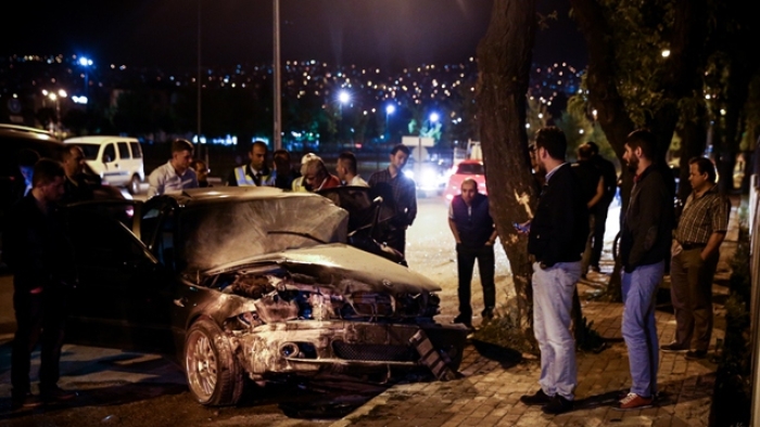 Ağaca çarpan otomobildeki sürücüyü itfaiye kurtardı