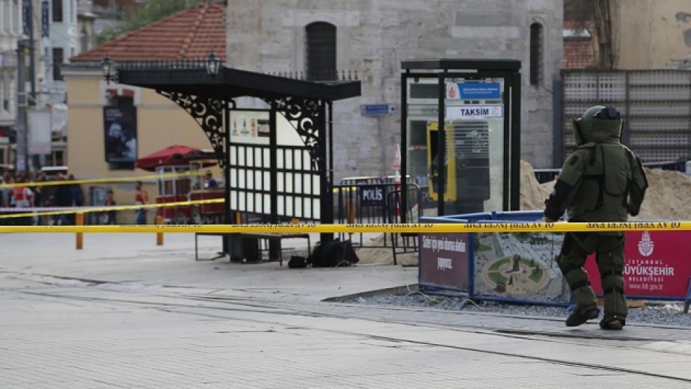 Taksim'de şüpheli çanta fünyeyle patlatıldı