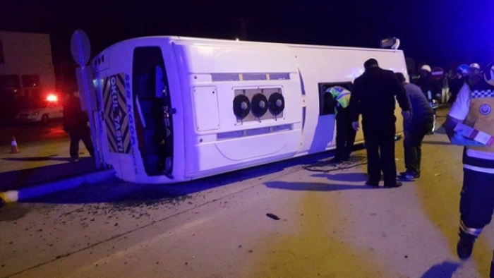 Çorum'da işçi servisi otomobille çarpıştı: 12 yaralı