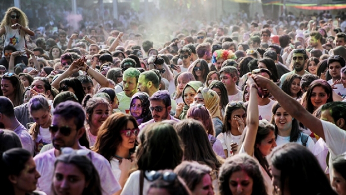 'Holi Festivali' bu kez İstanbul'da düzenlendi
