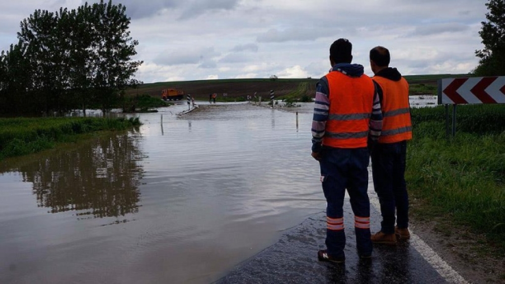 EdirneKırklareli kara yolu trafiğe kapatıldı