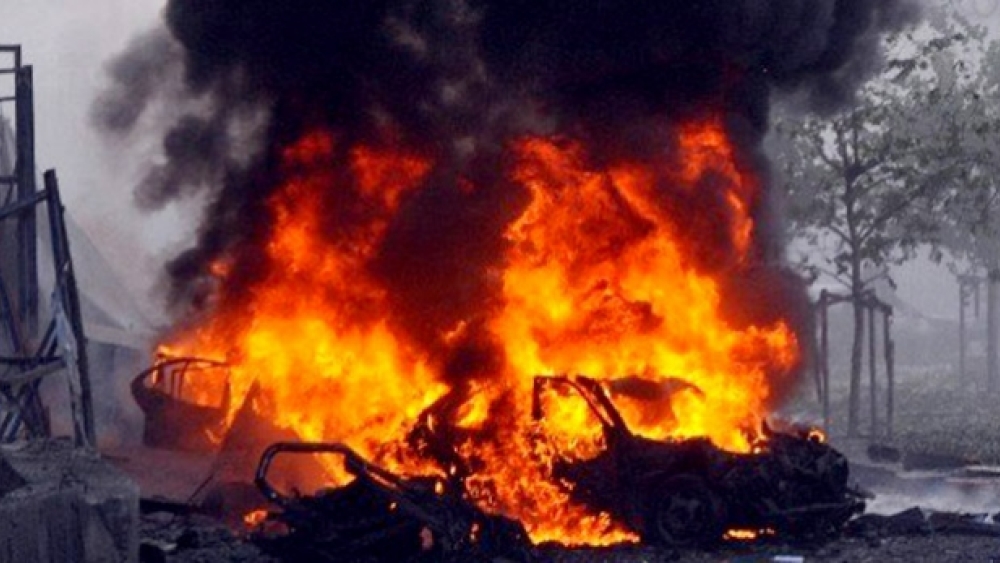 Tunceli'de teröristler araç yaktı