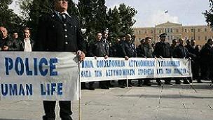 Atina saldırısında polis memurları yaralandı