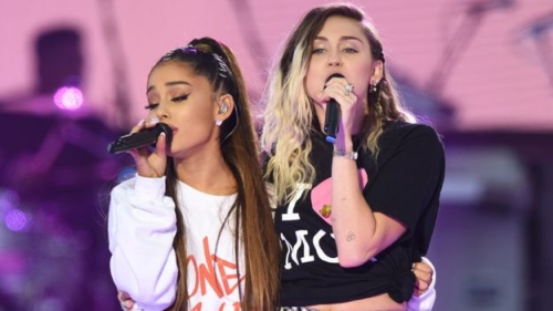 Bir Aşk Manchester: Joy, fayda konserinde acıyla parlıyor