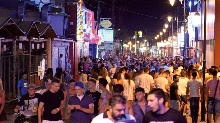 Crete'daki Popüler Turist Tatilleri Bans Boozy İngiliz Gençleri