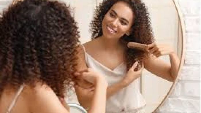 Kıvırcık Saç Bakımı: Bukle Belirginleştirme ve Kabarmayı Önleme Yöntemleri