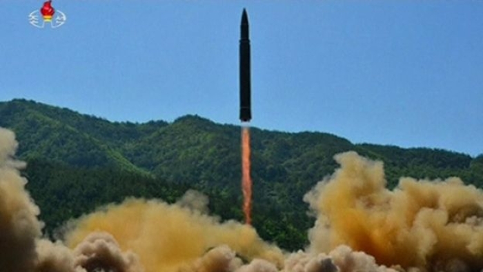 Kuzey Kore, Hwasong-14'ün başarılı ICBM testini kutluyor