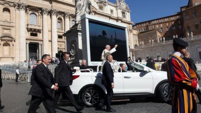 Papa zırhlı araçtan vazgeçti