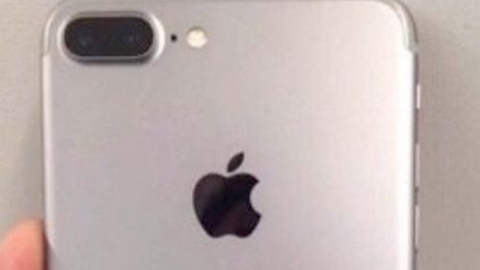 Satışa sunulan iPhone 7 ve iPhone 7 Plus kılıfları çift kamerayı gösteriyor
